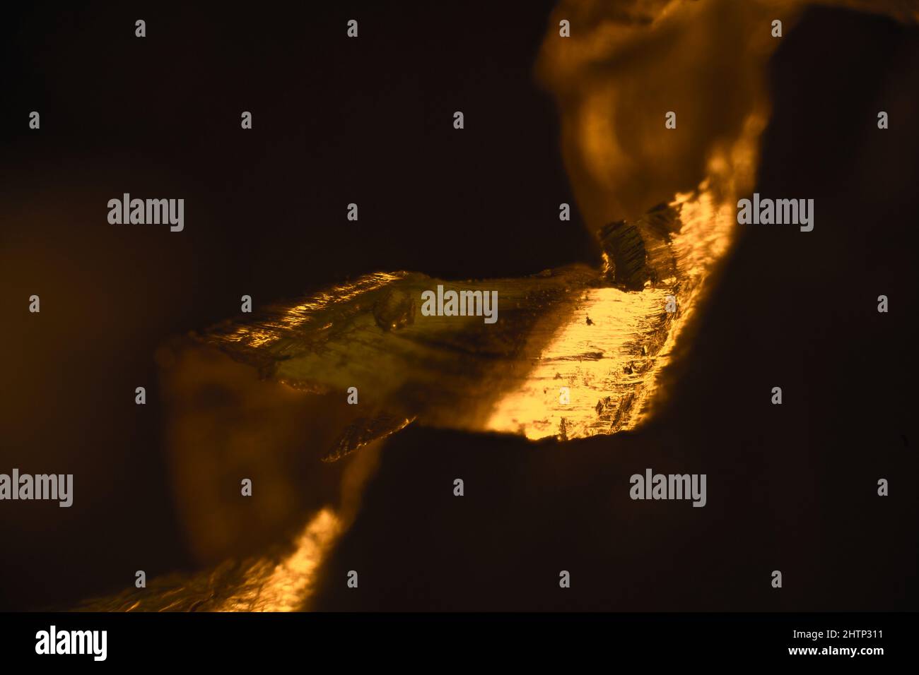 Macro estrema di rottami di alluminio su sfondo nero Foto Stock