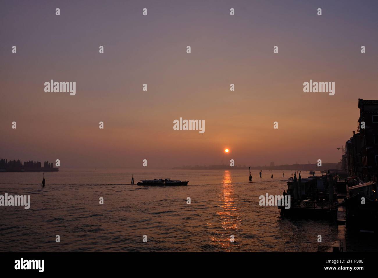 Alba a venezia in una mattinata d'inverno nebbiosa Foto Stock