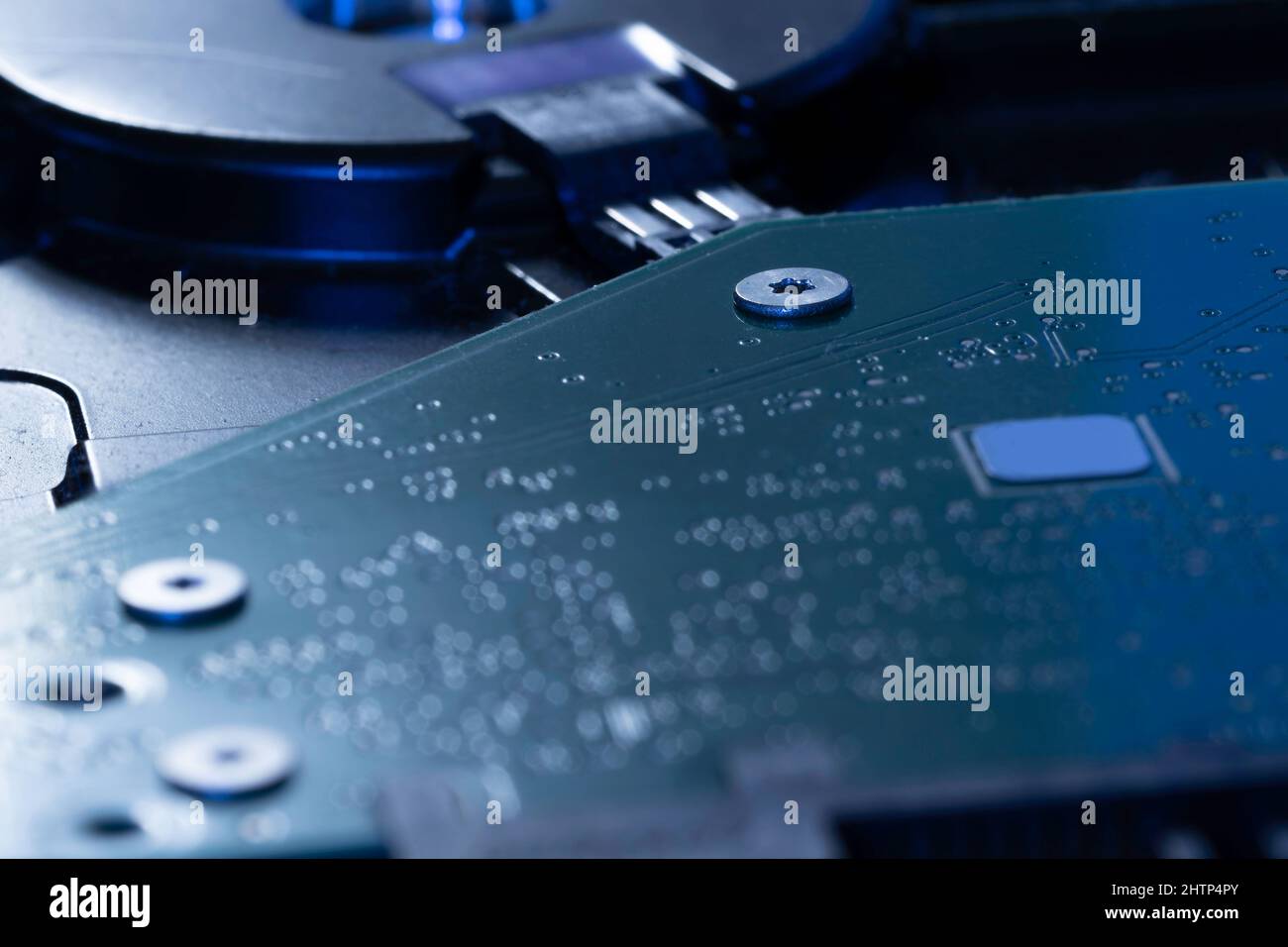 Dettagli di un'unità disco rigido interna per computer. Primo piano. Concetto di dati, hardware e informazioni Foto Stock