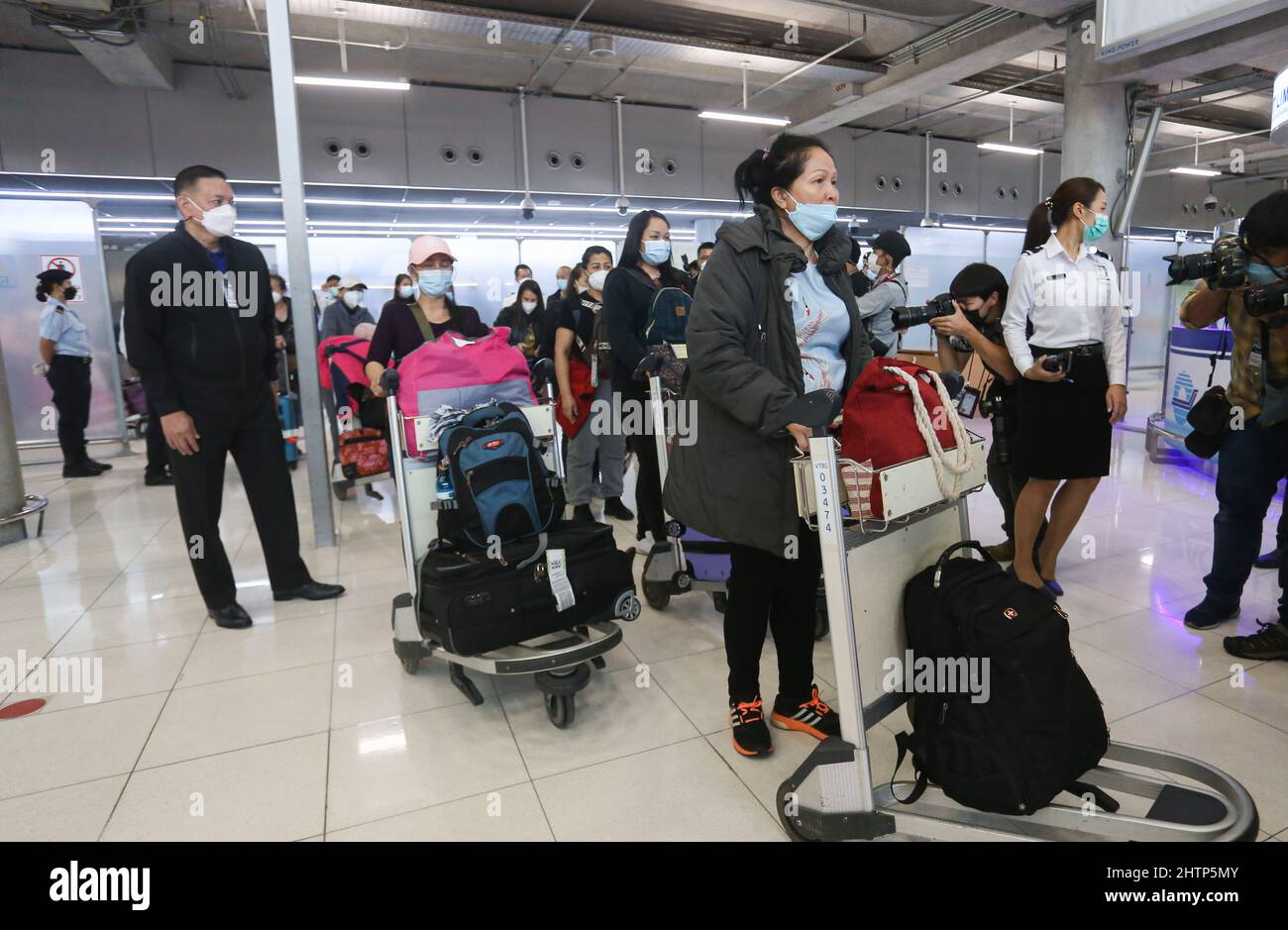 Bangkok, Tailandia. 02nd Mar 2022. Il personale thailandese effettua il check-in all'aeroporto internazionale Suvarnabhumi al loro arrivo dall'Ucraina, dove il Ministero degli Affari Esteri del Regno di Thailandia ha organizzato un'evacuazione di 142 Thais dall'Ucraina. (Foto di Adisorn Chabsungnoen/SOPA Images/Sipa USA) Credit: Sipa USA/Alamy Live News Foto Stock