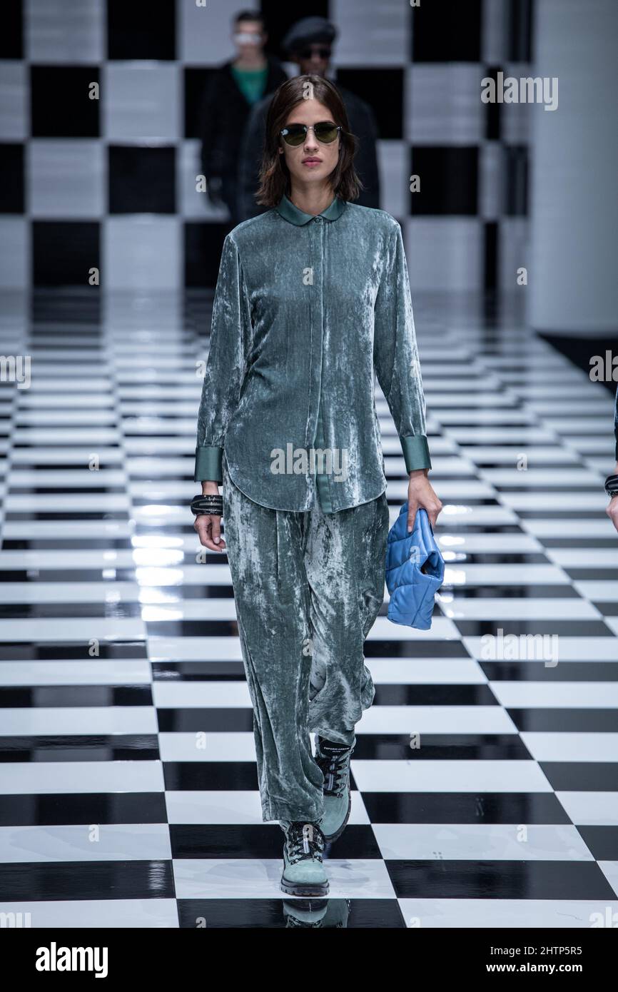 Emporio Armani sfilata di moda nel terzo giorno della Collezione Donna  Autunno Inverno 2022-2023 della settimana della Moda di Milano. Milano,  24th febbraio 2022 (Foto di Matteo Rossetti/Mondadori Portfolio/Sipa USA  Foto stock -