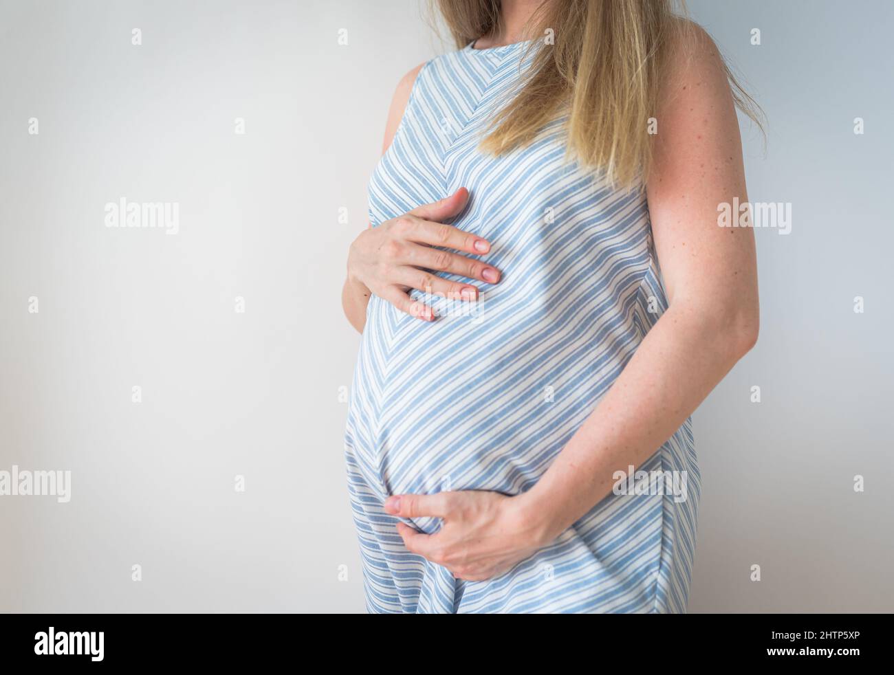 ventre donna incinta, tecnologia riproduttiva, speranza, concetto di vita nuova Foto Stock