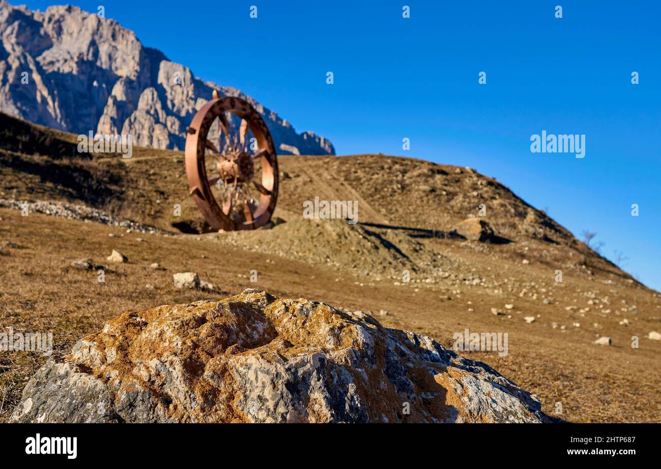 Monumento Wasgergi. Monumento a Giorgio il vittorioso in una roccia in Ossezia Nord. Montagne del Caucaso settentrionale Foto Stock
