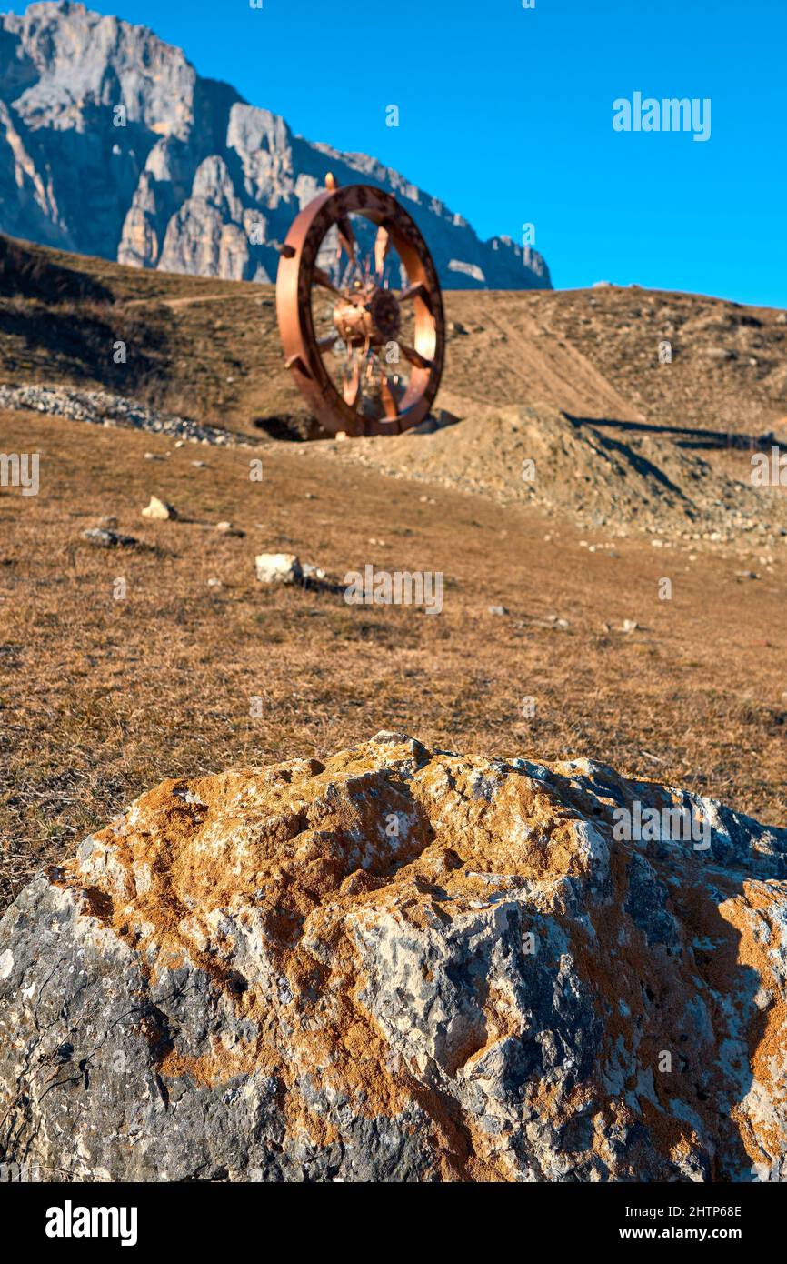 Monumento Wasgergi. Monumento a Giorgio il vittorioso in una roccia in Ossezia Nord. Montagne del Caucaso settentrionale Foto Stock