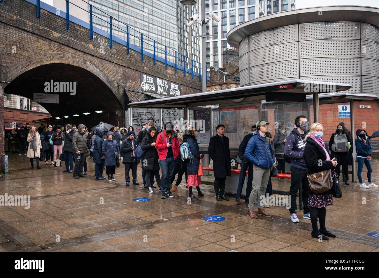 I pendolari fanno la fila per gli autobus alla stazione di Waterloo a Londra, poiché i servizi della metropolitana rimangono interrompiti a seguito di uno sciopero di martedì da parte dei membri della Rail, Maritime and Transport Union (RMT). Data foto: Mercoledì 2 marzo 2022. Foto Stock