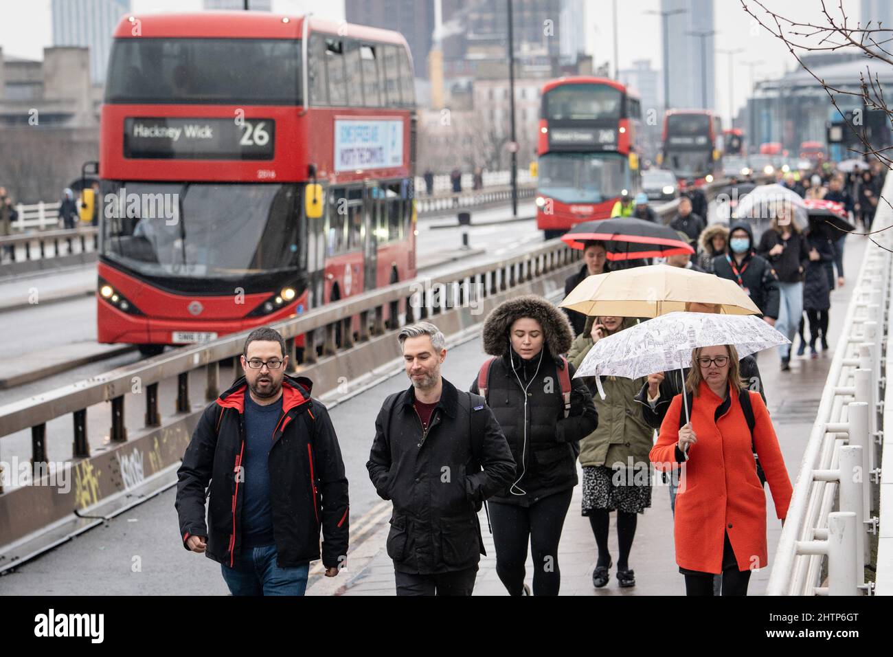 I pendolari attraversano Waterloo Bridge a Londra, poiché i servizi della metropolitana rimangono interrompiti a seguito di uno sciopero di martedì da parte dei membri della Rail, Maritime and Transport Union (RMT). Data foto: Mercoledì 2 marzo 2022. Foto Stock