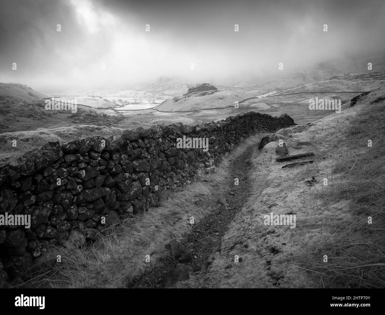 Un'immagine infrarossa del sentiero su Blea Moss con Castle Howe e la valle di Little Langdale oltre nel Lake District National Park, Cumbria, Inghilterra. Foto Stock