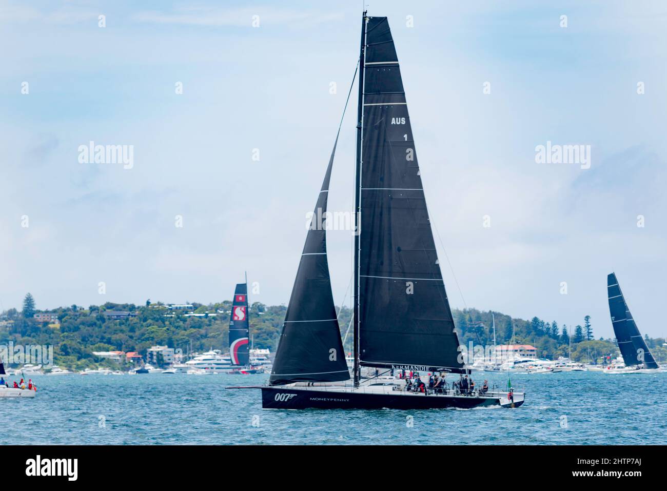 Lo yacht Reichal Pugh 69, Moneypenny (AUS1) che si manovra prima dell'inizio della gara di yacht Sydney to Hobart il 26 dicembre 2021 nel porto di Sydney Foto Stock