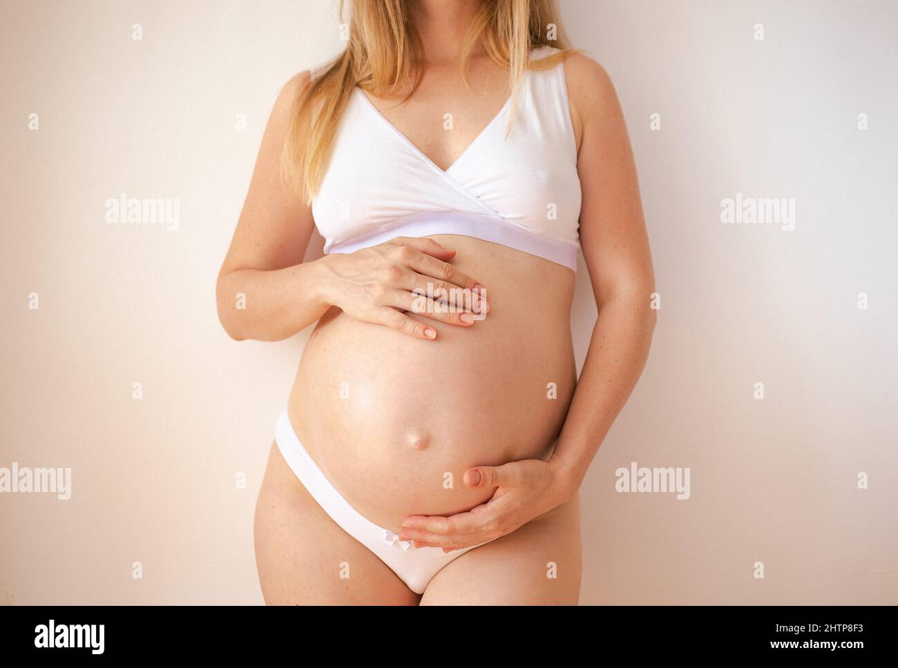 ventre donna incinta, tecnologia riproduttiva, speranza, concetto di vita nuova Foto Stock