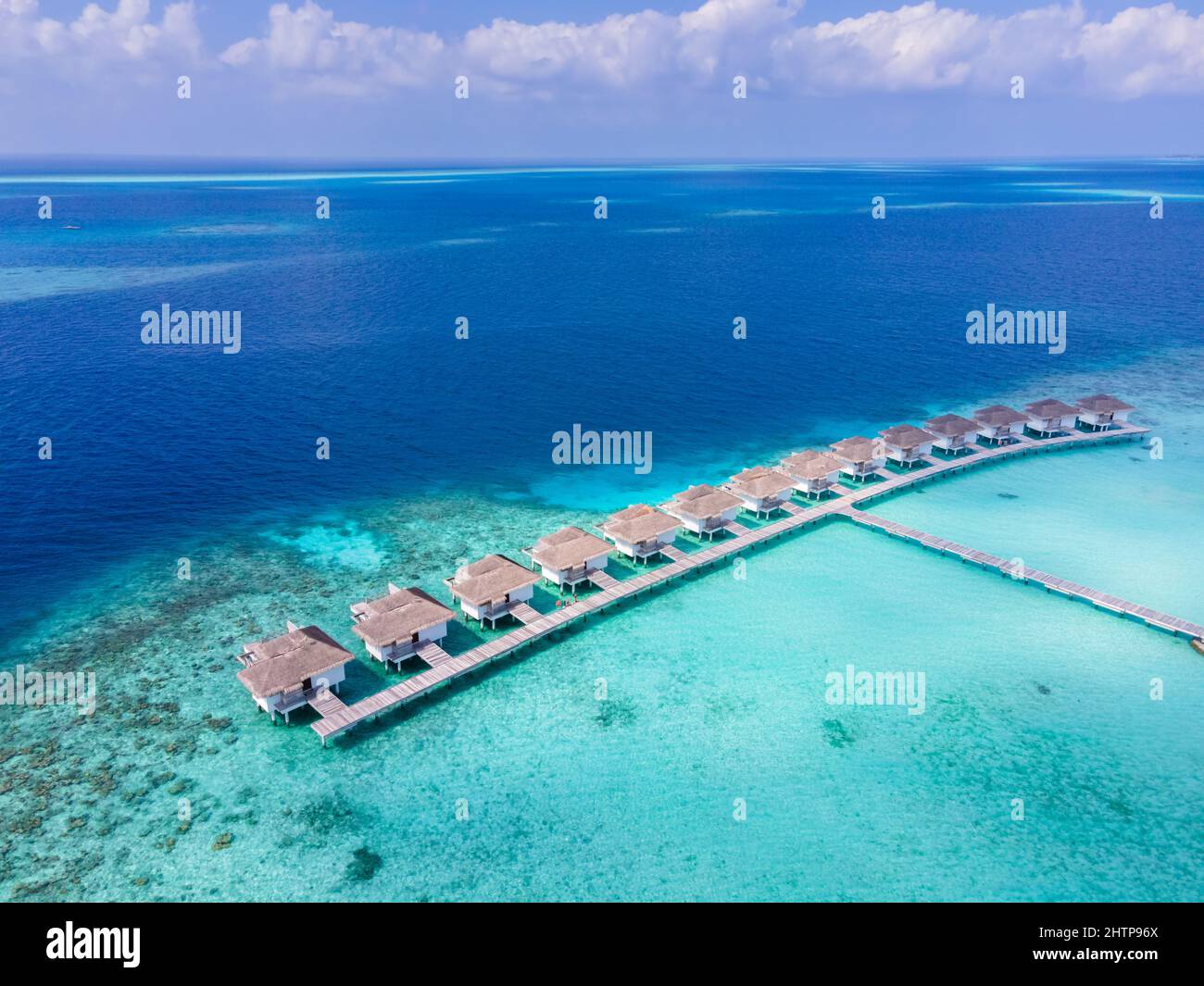 Resort di lusso con ville sull'acqua sull'isola tropicale dell'atollo per vacanze in spiaggia, viaggi di vacanza e luna di miele. Hotel di lusso a Maldive o Caribea Foto Stock