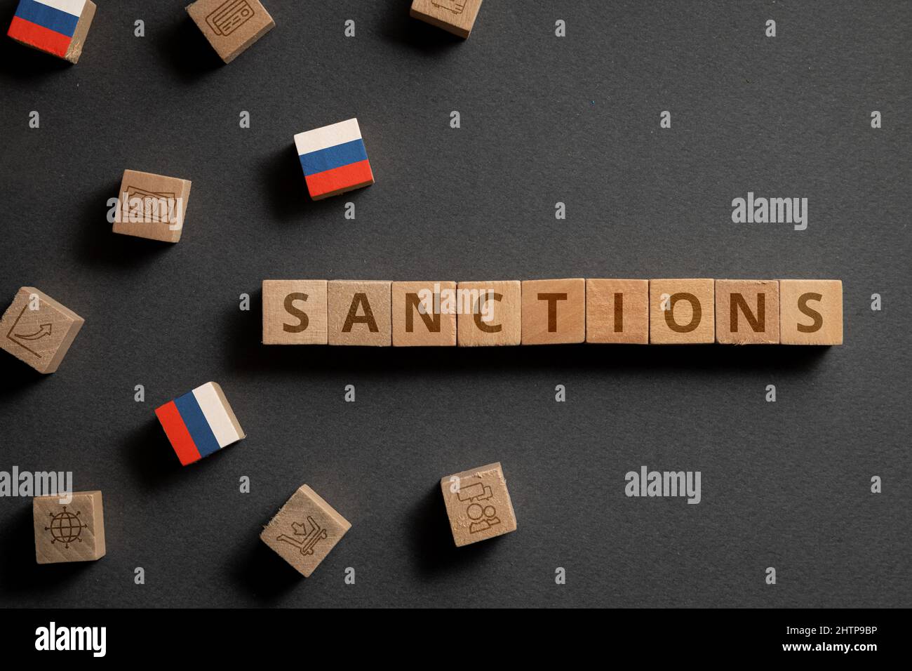 Cubi di legno con icone finanziarie, bandiera russa e sanzioni. Concetto di sanzioni in Russia Foto Stock
