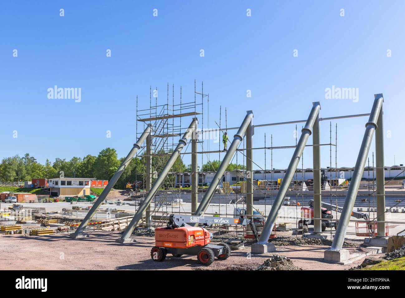 Cantiere con telai in acciaio e gru mobile Foto Stock