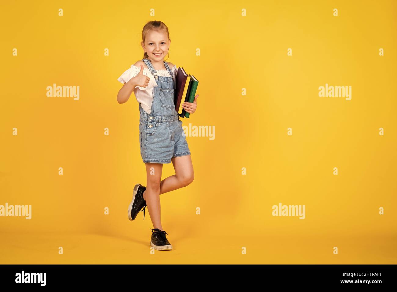 ragazza teen graziosa con i libri per l'istruzione, la scuola Foto Stock