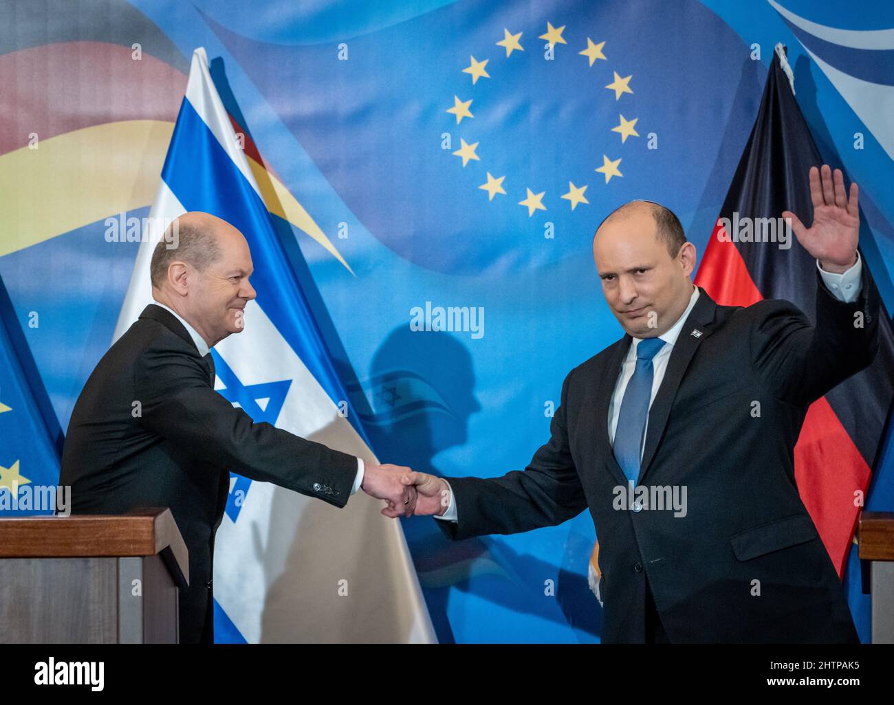 Gerusalemme, Israele. 02nd Mar 2022. Il cancelliere tedesco OLAF Scholz (SPD - l) scrolla le mani con Naftali Bennett, primo ministro dello Stato di Israele, dopo una conferenza stampa a seguito di colloqui bilaterali. Scholz è in Israele per la sua prima visita come cancelliere. Credit: Michael Kappeler/dpa/Alamy Live News Foto Stock