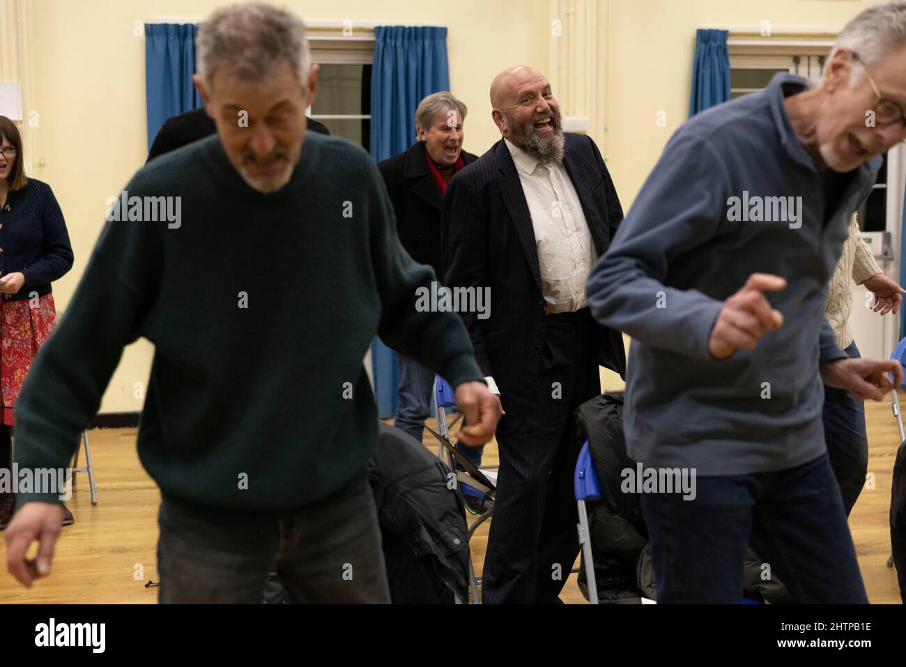 Brighton City Singers con il maestro di coro MJ Paranzino a Hove, East Sussex, Regno Unito Foto Stock