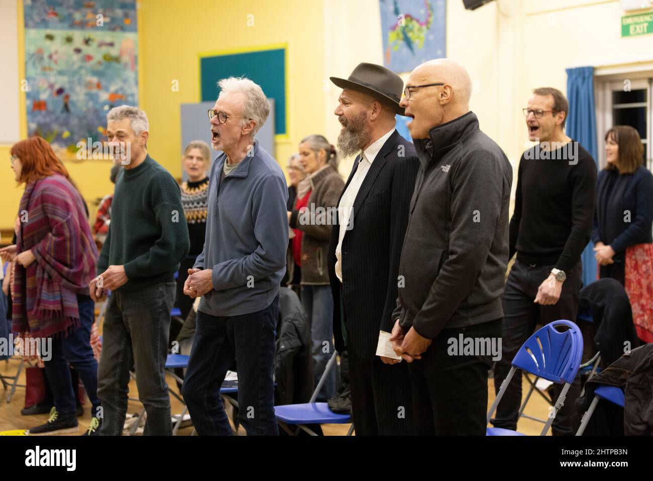 Brighton City Singers con il maestro di coro MJ Paranzino a Hove, East Sussex, Regno Unito Foto Stock