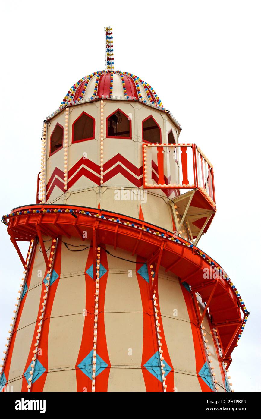 Una colorata escursione Helter Skelter presso una fiera del divertimento. Foto Stock