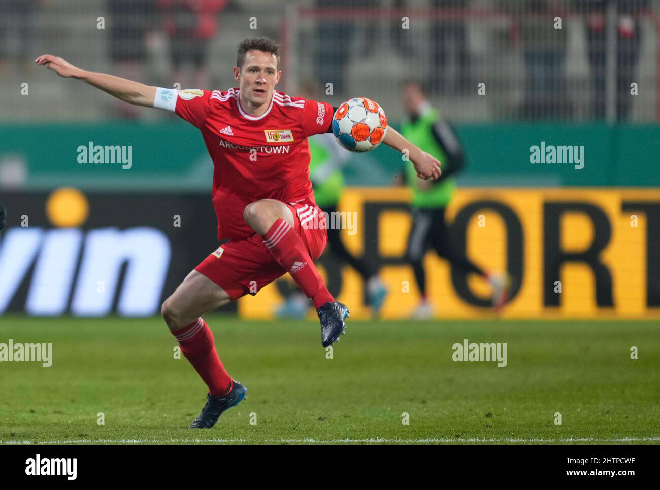 Berlino, Germania, 2 marzo 2022: Daniel-Koi¬ Kyereh del FC St Pauli e Paul Jaeckel dell'Unione di Berlino durante l'Unione Berlino contro FC St. Pauli, Coppa di Germania, a Stadion an der Alten FÃ¶rsterei. Prezzo Kim/CSM. Foto Stock