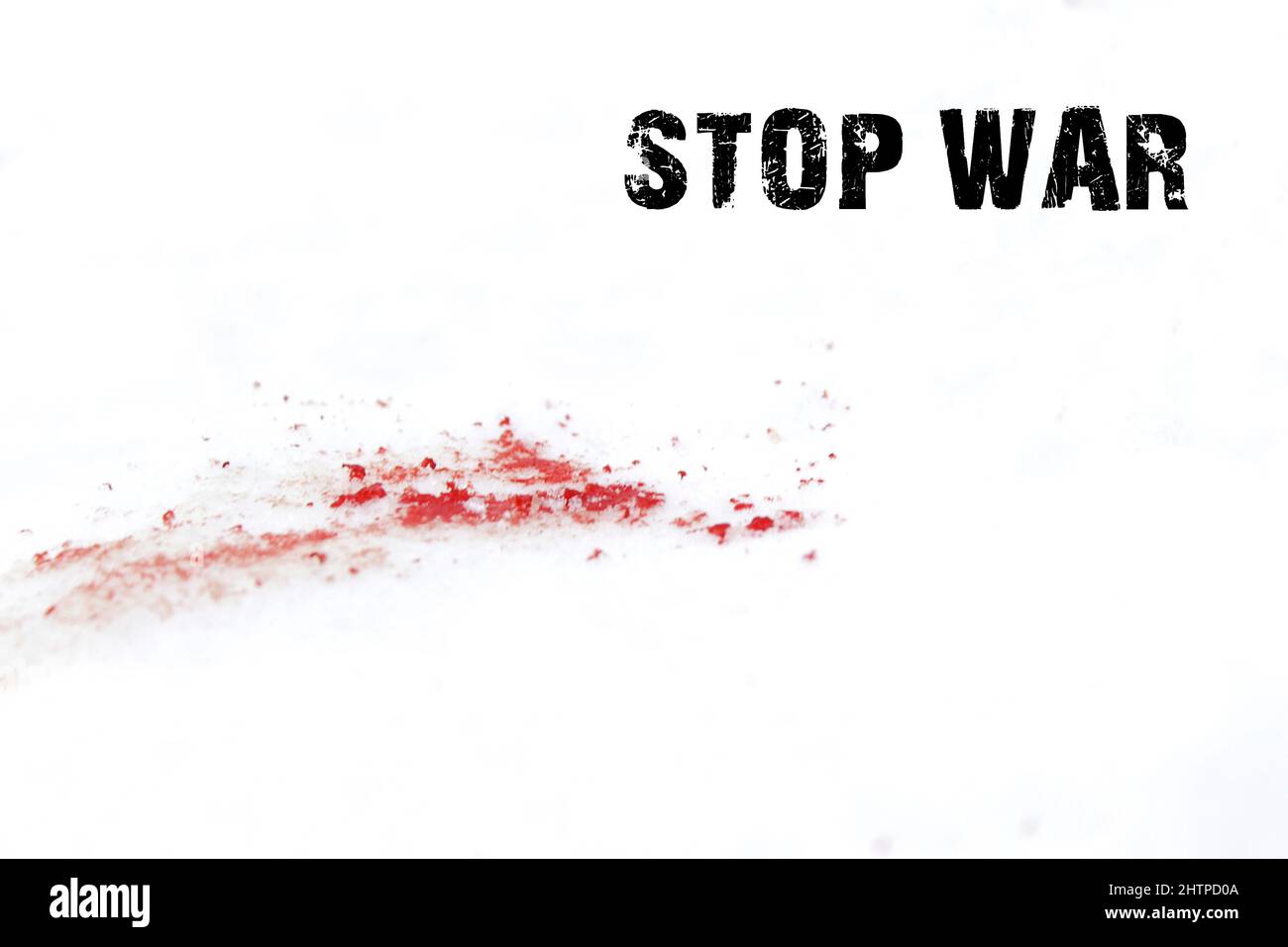 Sangue sulla neve con la didascalia STOP guerra, il concetto di fermare le ostilità sul territorio dell'Ucraina Foto Stock