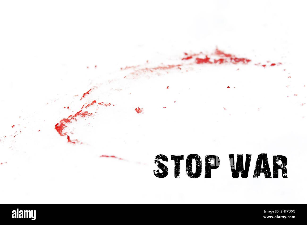 Sangue sulla neve con la didascalia STOP guerra, il concetto di fermare le ostilità sul territorio dell'Ucraina Foto Stock