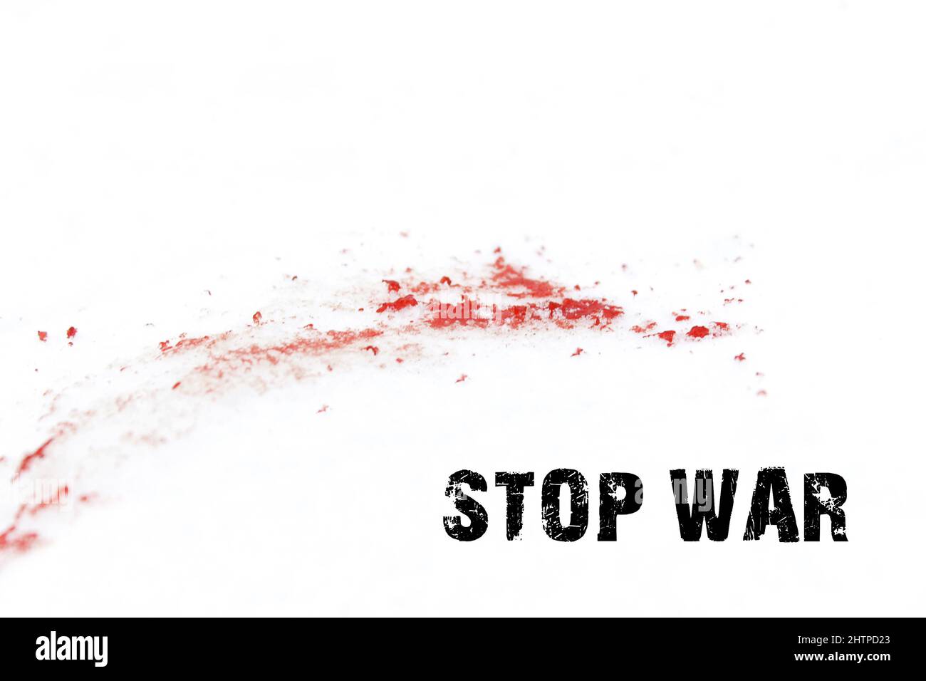 Sangue sulla neve con la didascalia STOP guerra, il concetto di fermare le ostilità sul territorio dell'Ucraina Foto Stock