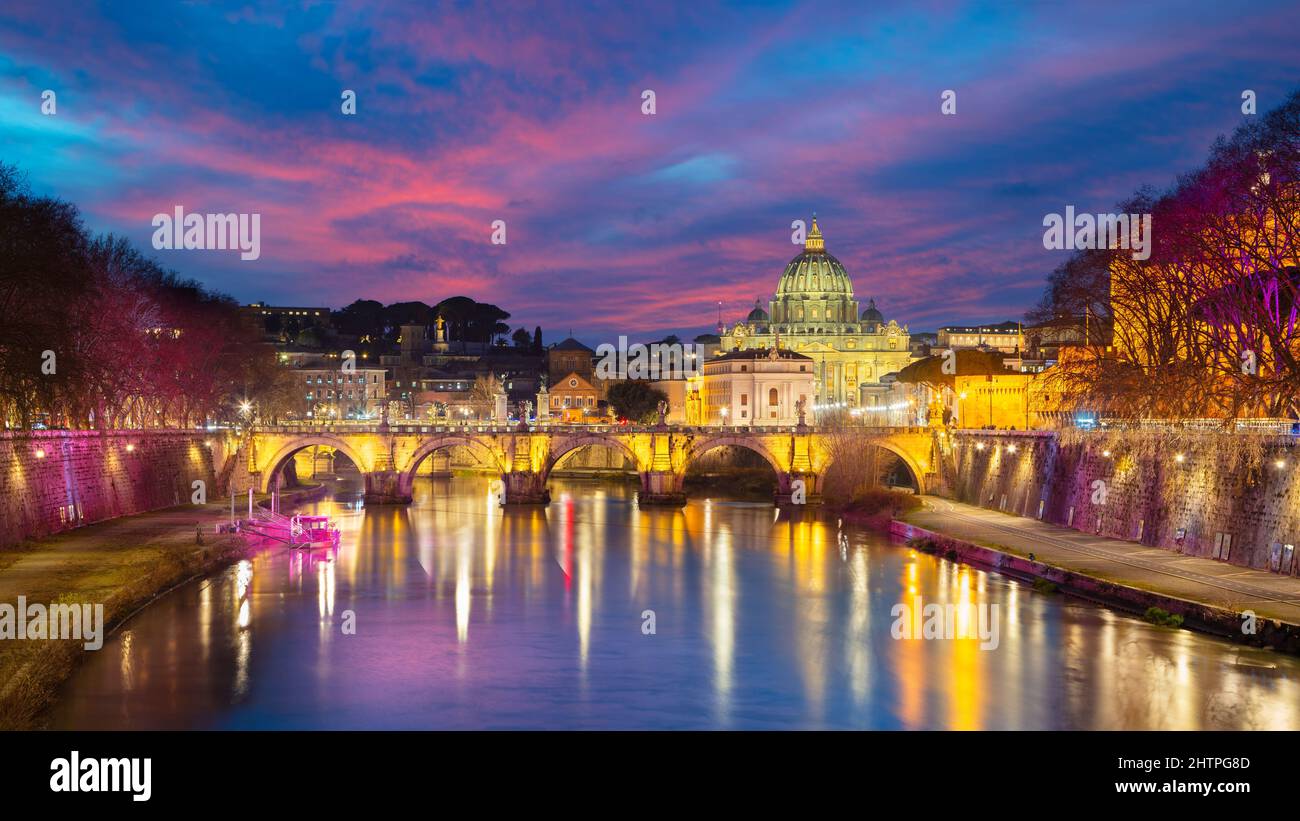 Roma, Italia. Immagine del paesaggio urbano di Roma, Italia con il Ponte Sant'Angelo e la Basilica di San Pietro all'ora blu del crepuscolo. Foto Stock