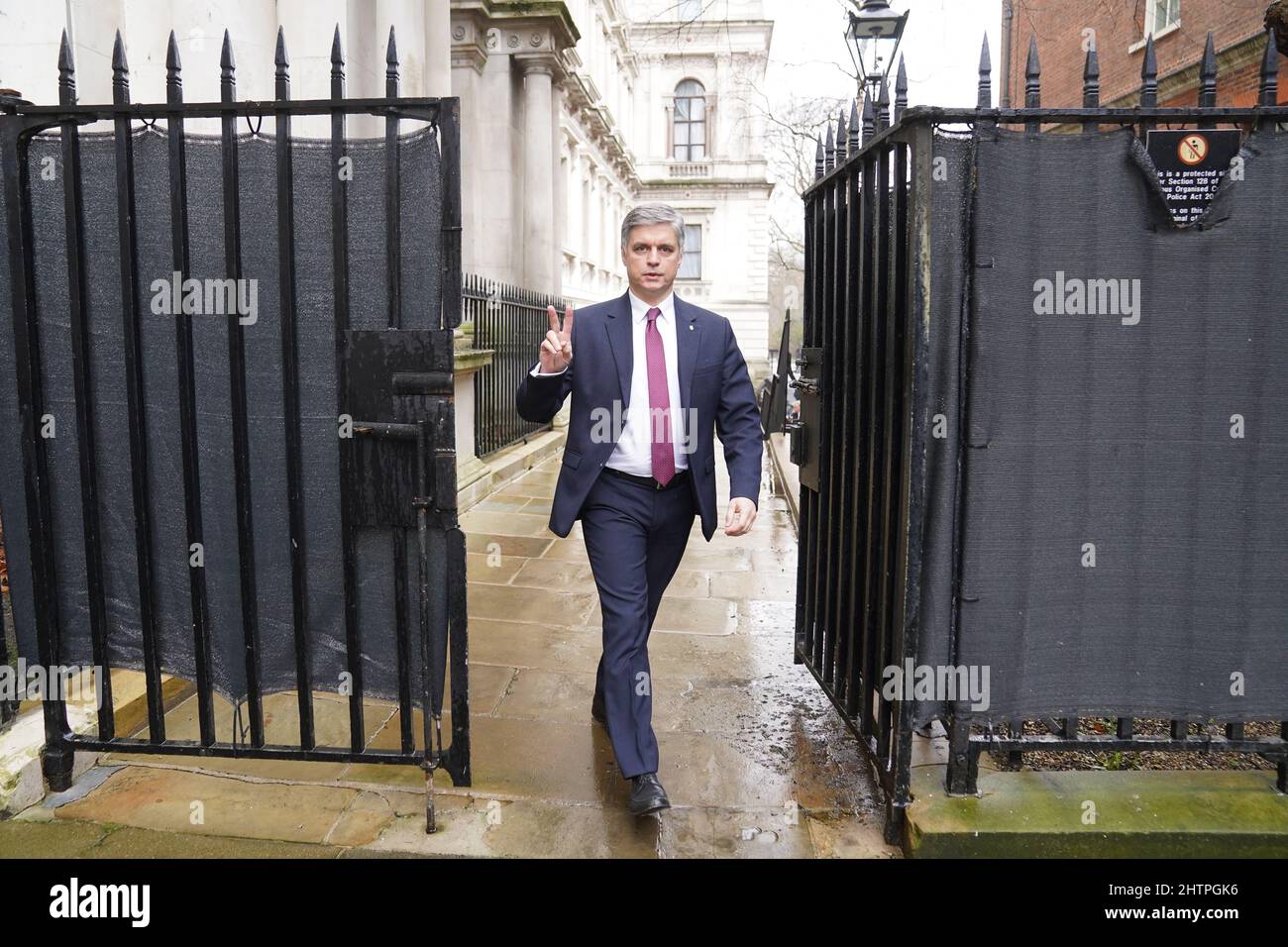 L'ambasciatore dell'Ucraina nel Regno Unito, Vadym Prystaiko, dà un gesto 'V' quando arriva a Downing Street, Londra. Data foto: Mercoledì 2 marzo 2022. Foto Stock