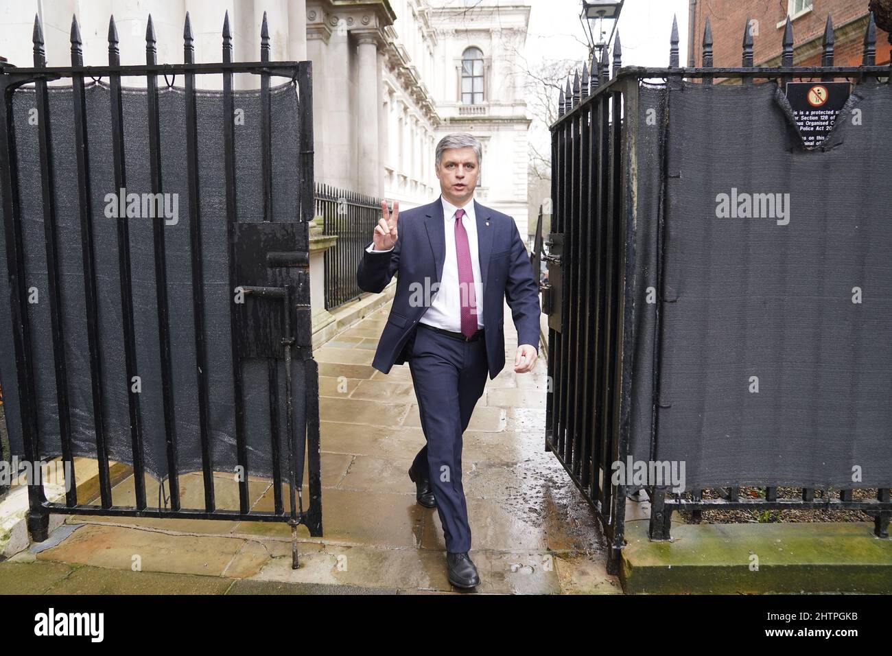 L'ambasciatore dell'Ucraina nel Regno Unito, Vadym Prystaiko, dà un gesto 'V' quando arriva a Downing Street, Londra. Data foto: Mercoledì 2 marzo 2022. Foto Stock