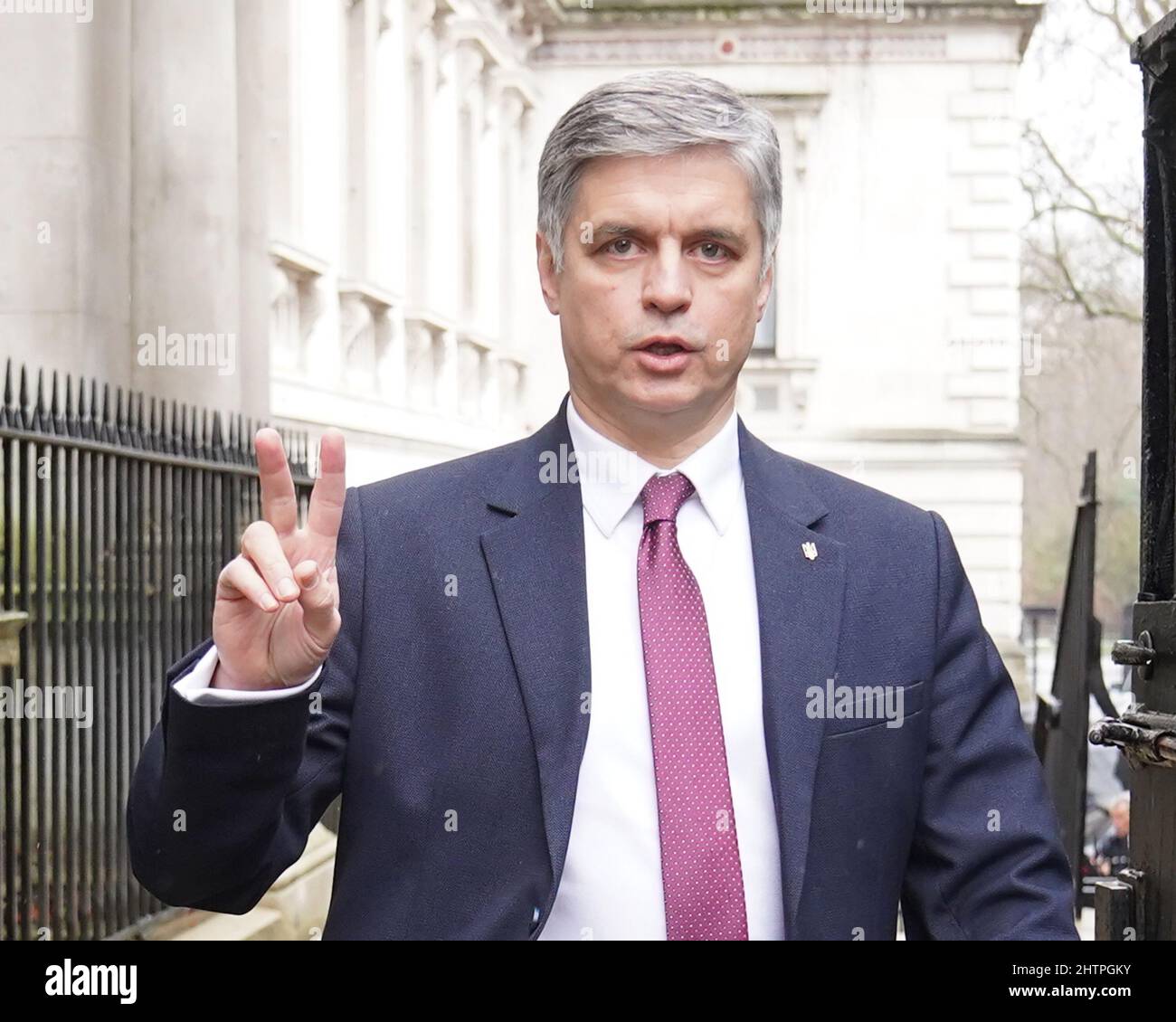 L'ambasciatore dell'Ucraina nel Regno Unito, Vadym Prystaiko, dà un gesto 'V' quando arriva a Downing Street, Londra. Data foto: Mercoledì 2 marzo 2022. Foto Stock