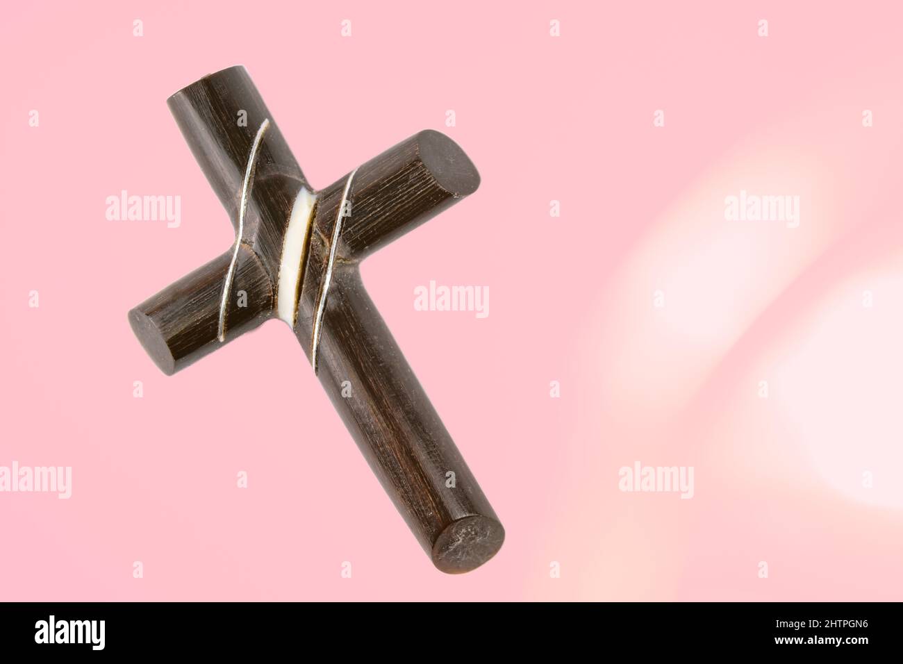 Croce cristiana su sfondo rosa Foto Stock