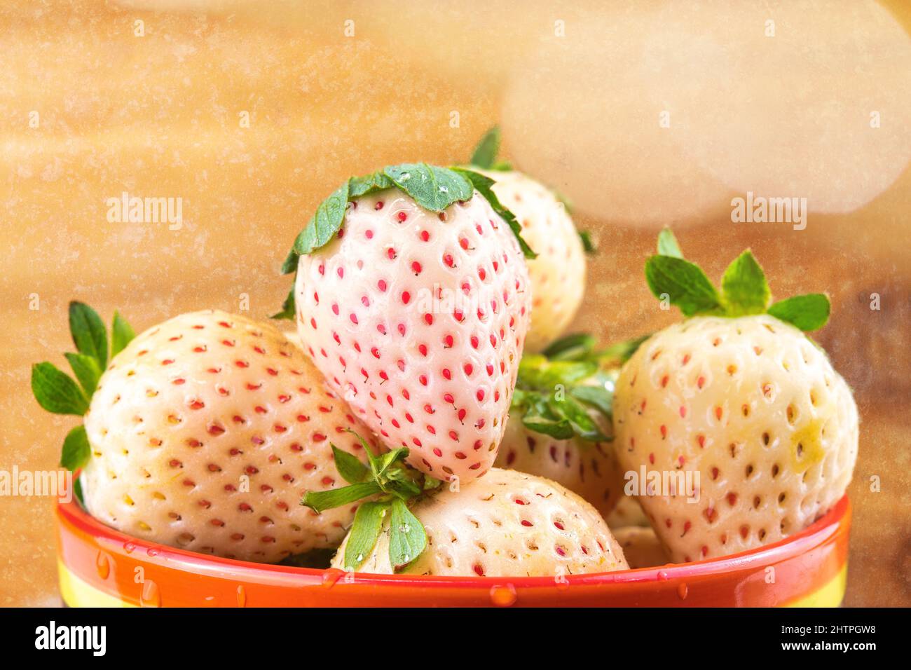 Pinoli freschi su una ciotola con fondo in legno Foto Stock