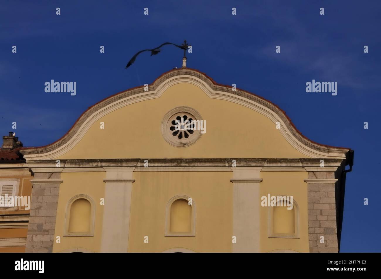 La Chiesa di San Girolamo si trova sulla piazza Rijeka Resolution a Rijeka. L'elegante facciata tardo barocca definisce l'ala est della Municipia Foto Stock