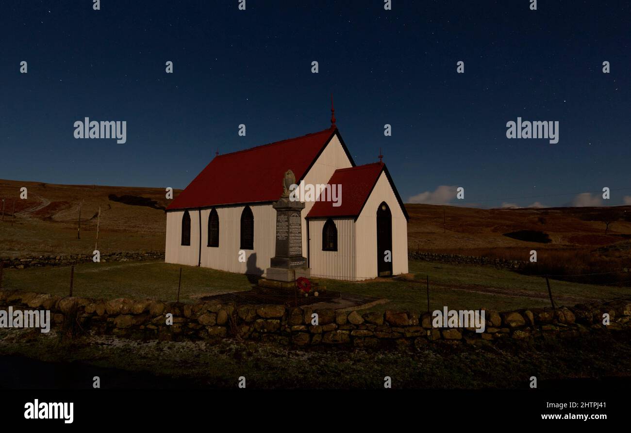 Chiesa di Sire sotto la luna e il cielo stellato, Sutherland Foto Stock