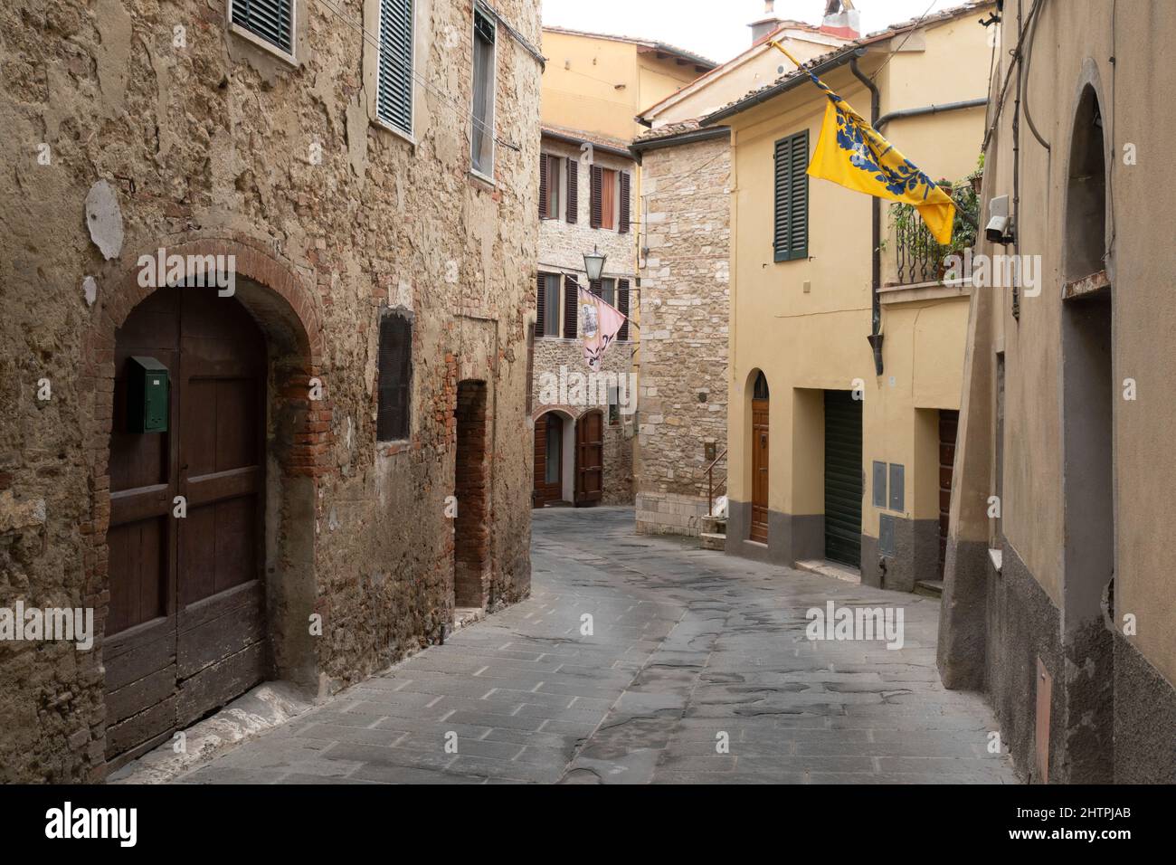 Villaggio di Asciano con bandiere dei distretti, Crete Senesi, provincia di Siena, Toscana, Europa Foto Stock