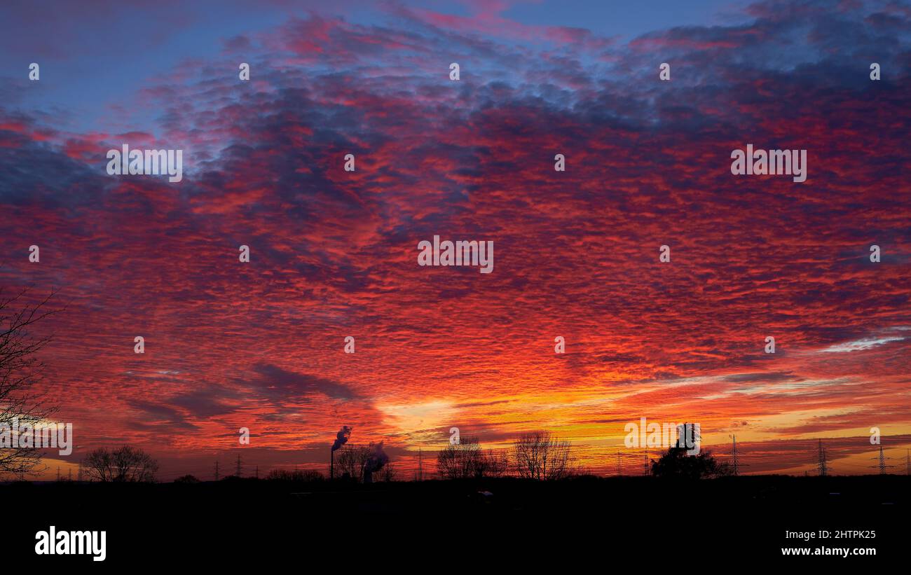 Cielo rosso di sera. Tramonto, Afterglow Foto Stock