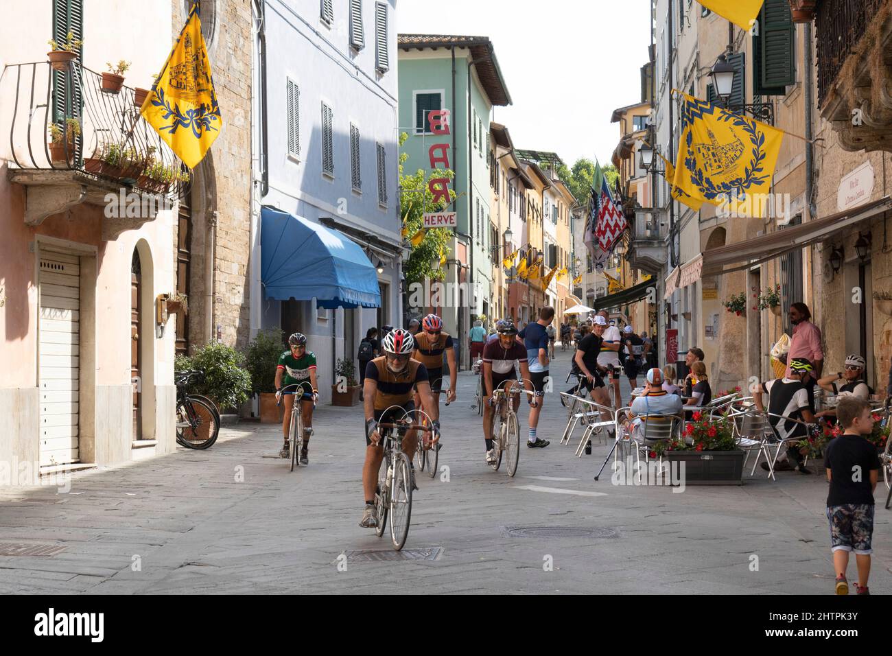 Corsa ciclistica di Eroica, villaggio di Asciano, Crete Senesi, provincia di Siena, Toscana, Europa Foto Stock