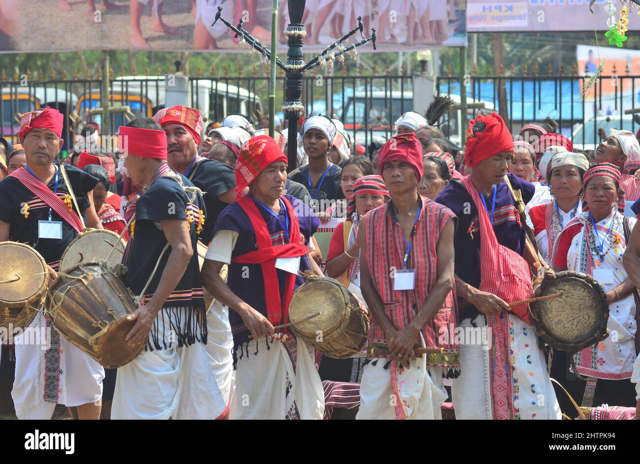 Diphu, Assam, India. 2nd Mar 2022. La troupe culturale della tribù Karbi si esibisce durante la cerimonia di apertura del Festival della Gioventù Karbi 48th a Diphu, Karbi Anglong, Assam. ( Credit: Caisii Mao/Alamy Live News Foto Stock