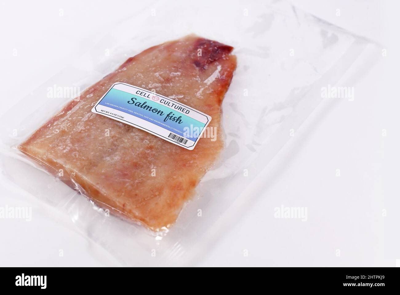 Concetto di pesce di salmone coltivato a cellule coltivate in laboratorio per la produzione artificiale di pesce in vitro con pesce crudo congelato imballato con etichetta composta Foto Stock