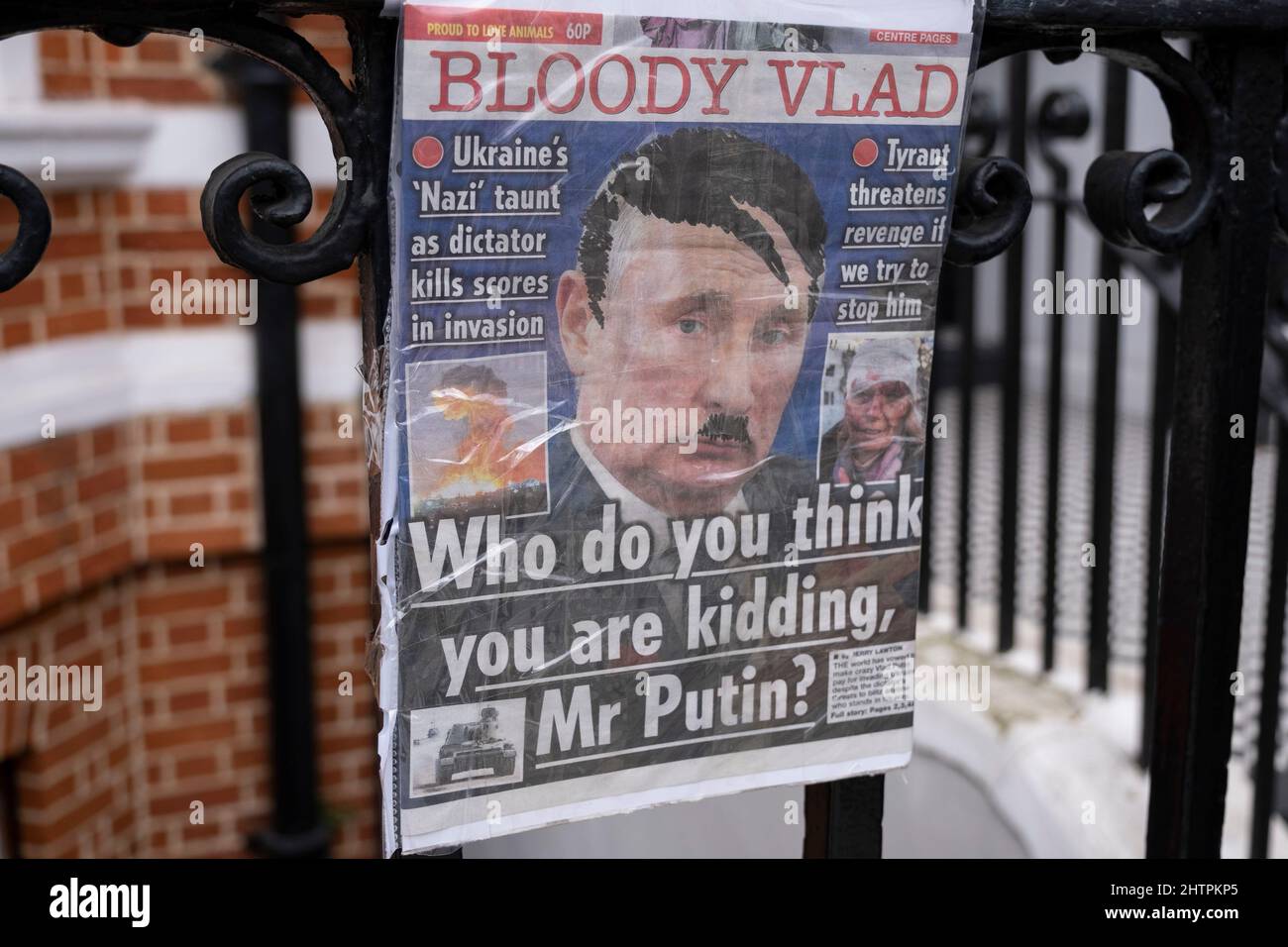 Immagine di Vladimir Putin raffigurata come il leader fascista Adolf Hitler personaggio alla protesta fuori dall'ambasciata russa contro l'invasione russa dell'Ucraina e la guerra in corso il 28th febbraio 2022 a Londra, Regno Unito. Le proteste in tutto il mondo si sono materializzate quando la gente vuole dimostrare il proprio sostegno agli ucraini e al loro paese. Foto Stock