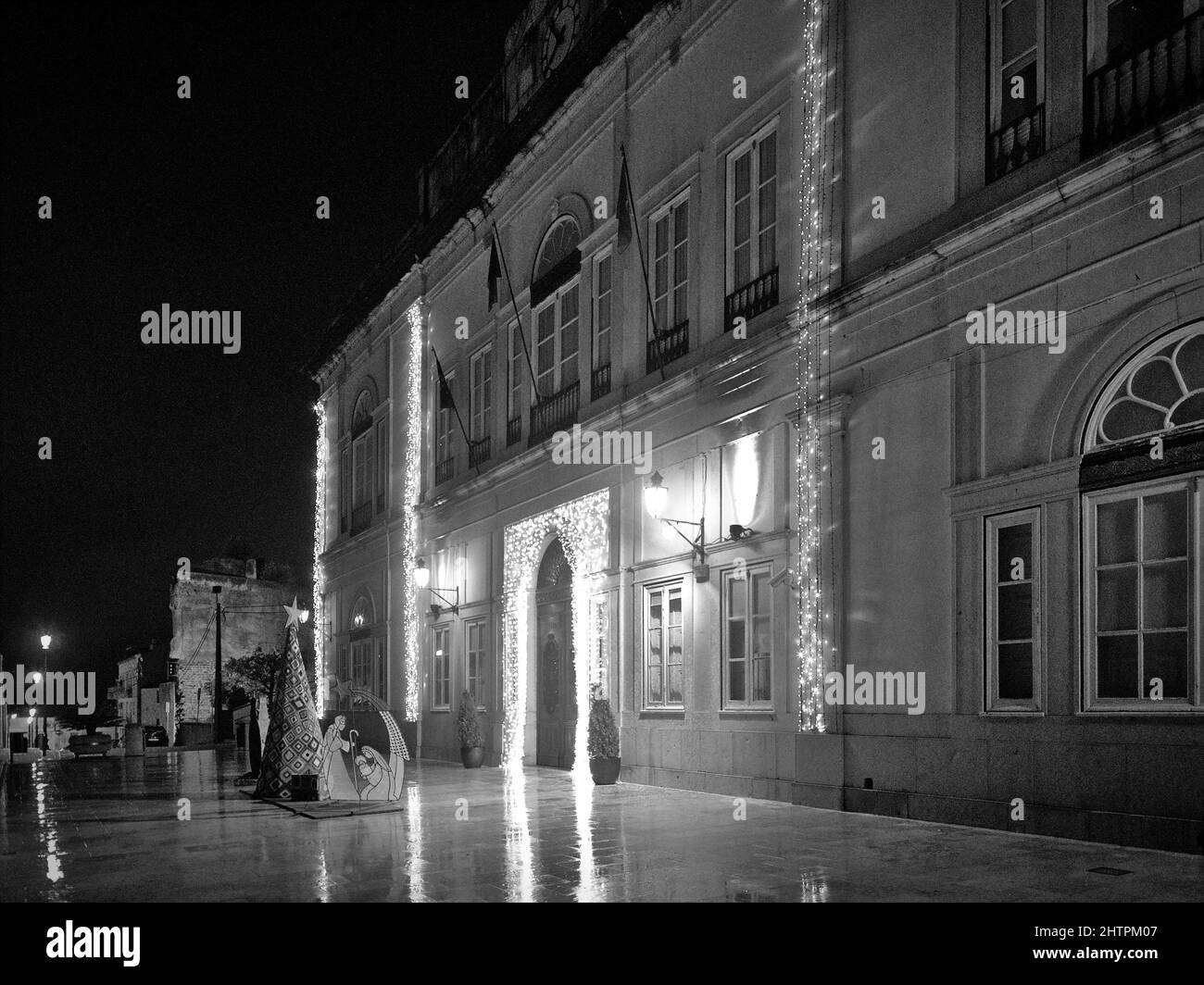 Silves City Council di notte durante la stagione natalizia. Algarve, Portogallo Foto Stock