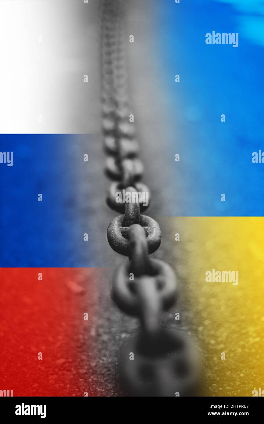 Bandiere nazionali di Russia e Ucraina dipinte su un fondo di asfalto concreto con catena di metallo pesante nera . Relazioni tra Ucraina e Russia Foto Stock
