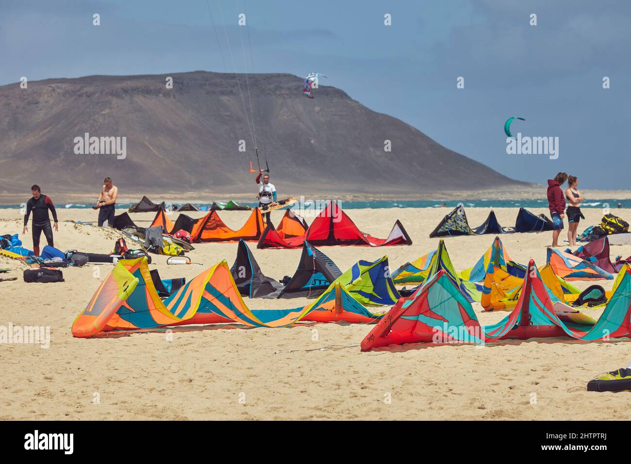 Attrezzatura da kite-surf sulla spiaggia di Costa de Fragata, sulla costa orientale dell'isola di SAL, Capo Verde. Foto Stock