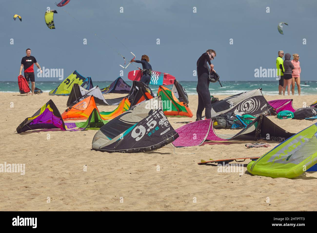 Attrezzatura da kite-surf sulla spiaggia di Costa de Fragata, sulla costa orientale dell'isola di SAL, Capo Verde. Foto Stock