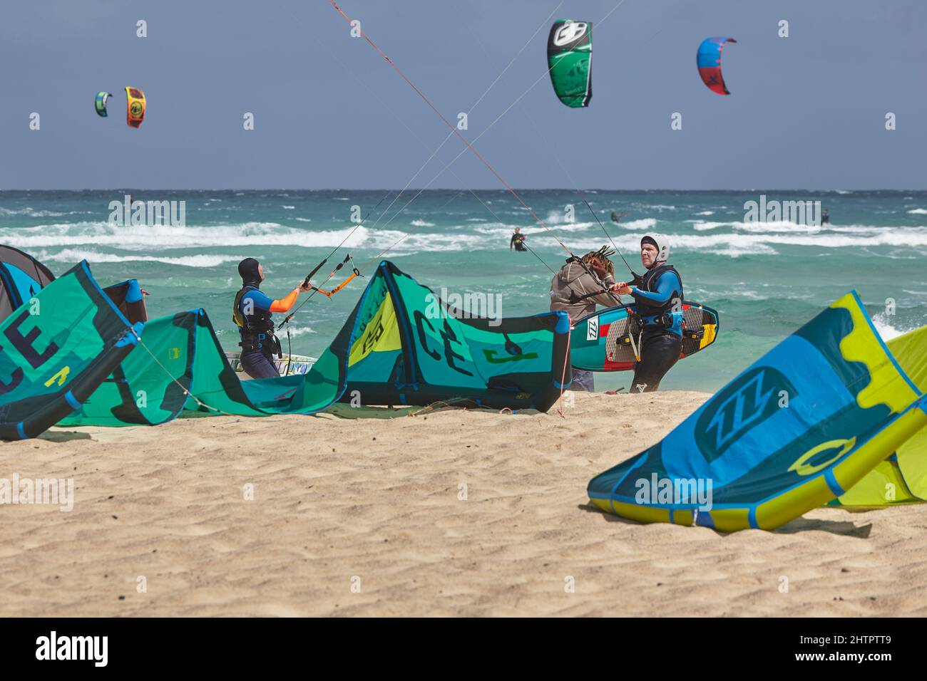 Attrezzatura da kite-surf sulla spiaggia di Costa de Fragata, sulla costa orientale dell'isola di SAL, Capo Verde. Foto Stock