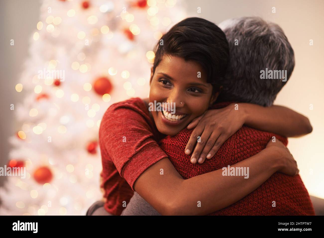 Grazie per un altro Natale speciale. Una donna anziana che riceve un  abbraccio da sua figlia a Natale Foto stock - Alamy