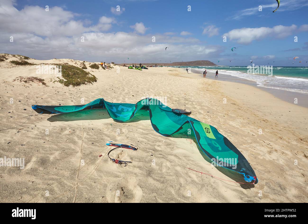 Attrezzatura da kite-surf sulla spiaggia di Costa de Fragata, sulla costa orientale dell'isola di SAL, Capo Verde. Foto Stock