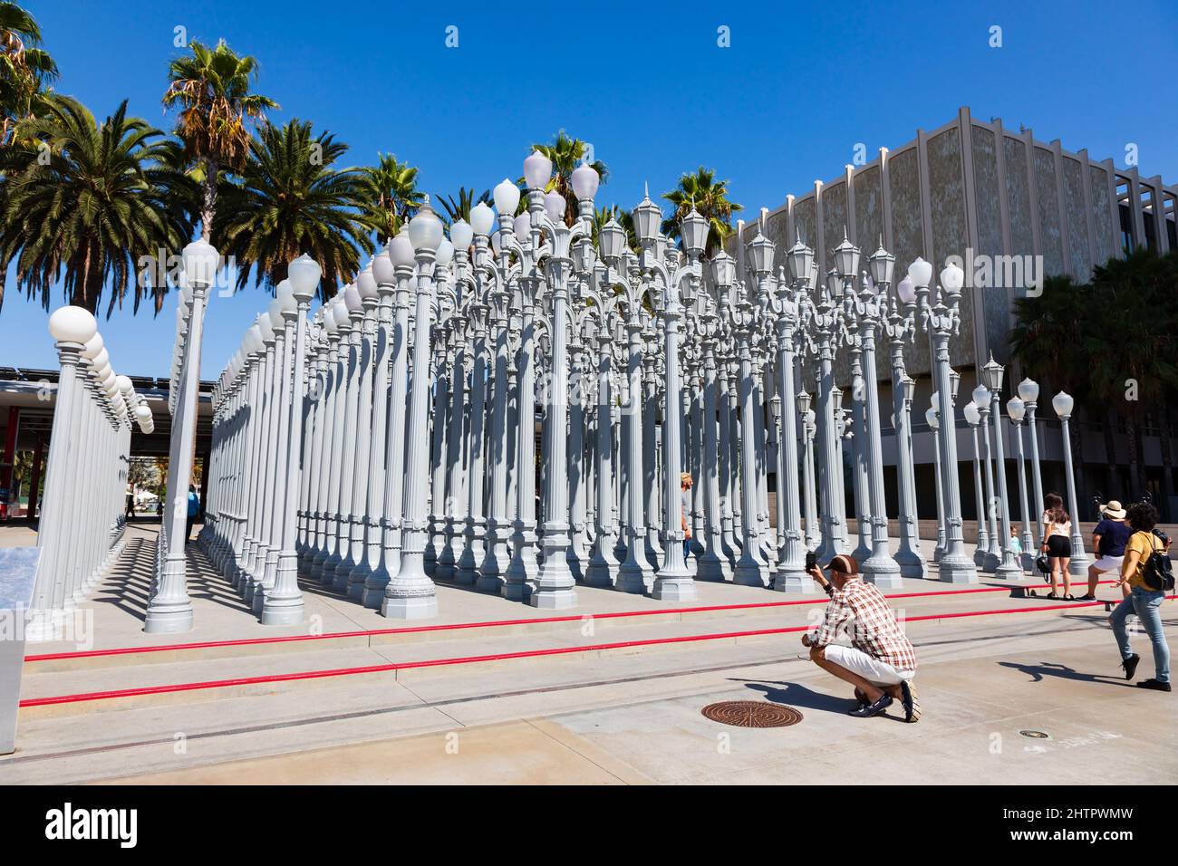 I turisti fotografano l'installazione artistica di Urban Light con il cellulare. Los Angeles, California.USA Foto Stock