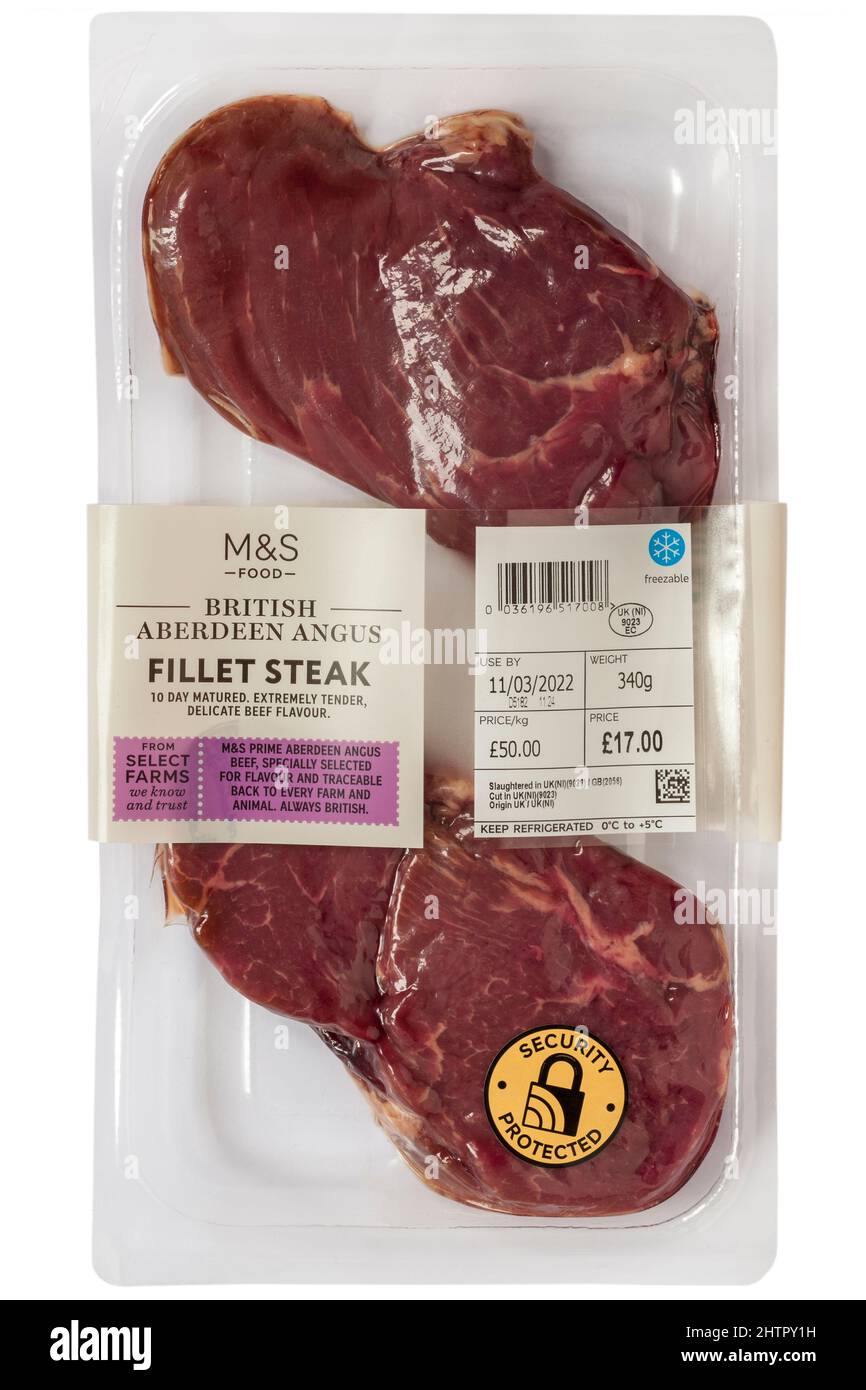 Confezione di bistecca britannica Aberdeen Angus Fillet di M&S isolata su sfondo bianco con adesivo di sicurezza Foto Stock