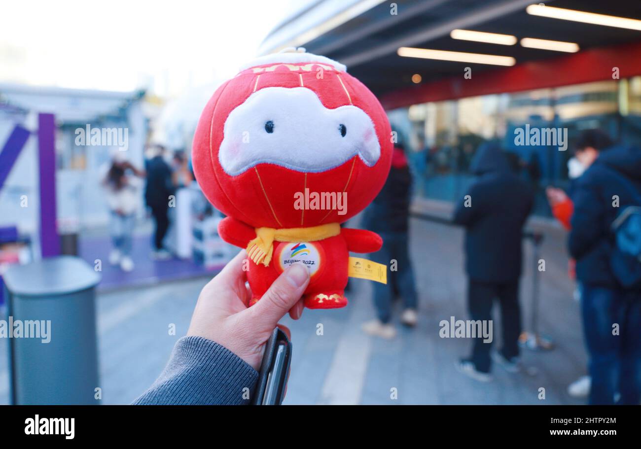 SHANGHAI, CINA - 27 FEBBRAIO 2022 - una bambola di Shuey Rhon Rhon, la mascotte dei Giochi Paralimpici invernali di Pechino, si trova a Shanghai, Cina, febbraio Foto Stock