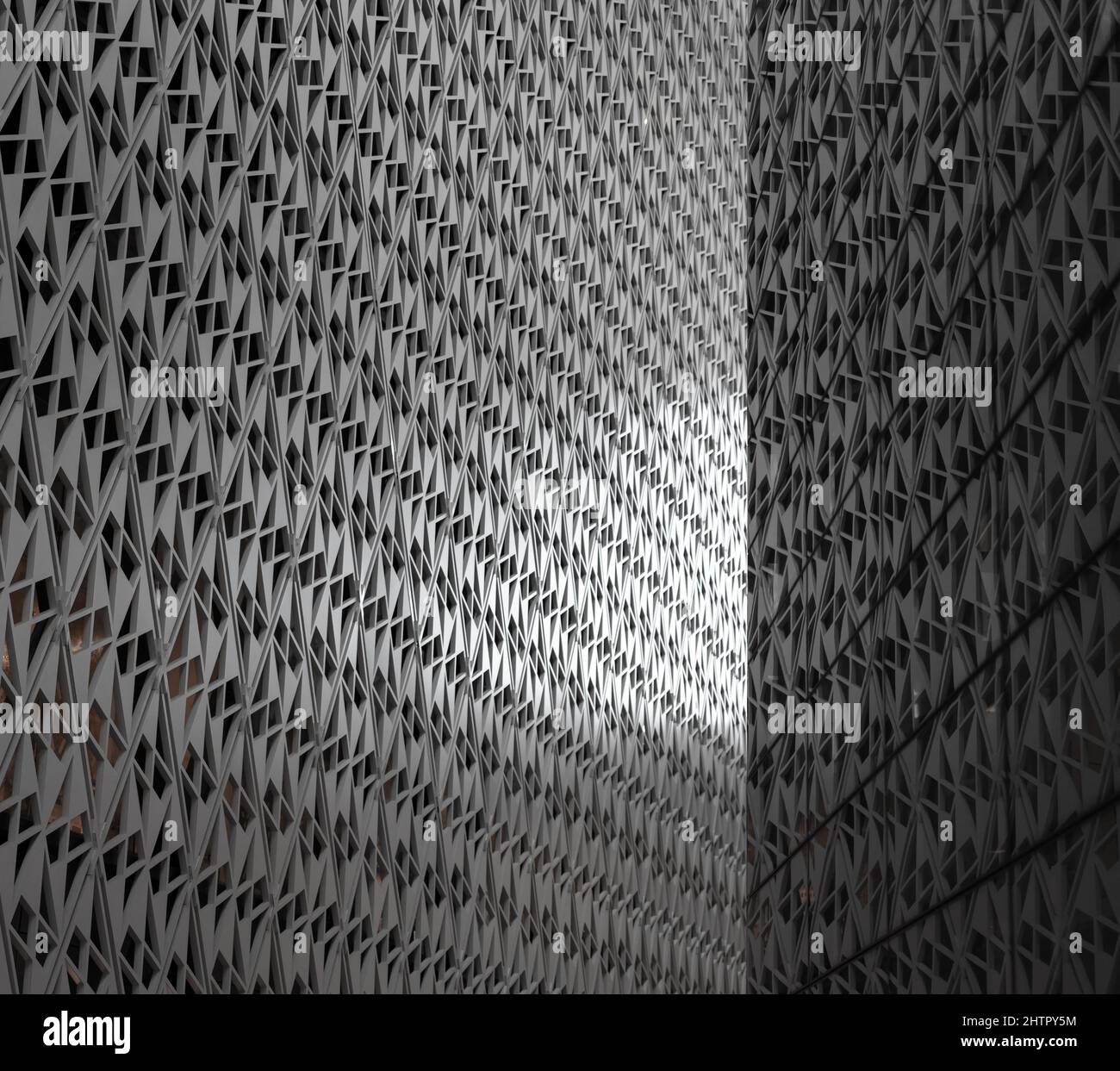 Linee parallele angolate sulla facciata di un edificio dall'architettura moderna. Foto di alta qualità Foto Stock